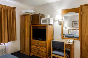 TV a/nebo společenská místnost v ubytování Quality Inn & Suites Goldendale