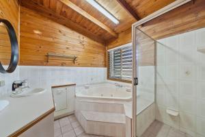 Koupelna v ubytování Lovat House by Discover Stradbroke + 17 fotografií