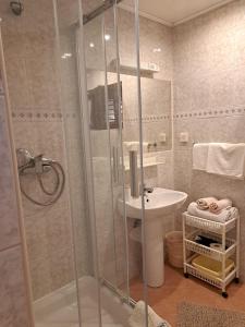 Koupelna v ubytování Family friendly apartments with a swimming pool Mundanije, Rab - 5076