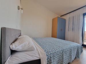 sypialnia z łóżkiem z niebieską szafką w obiekcie Apartment Starigrad 6621a w mieście Starigrad-Paklenica