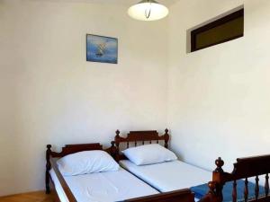 Łóżko lub łóżka w pokoju w obiekcie Apartment Starigrad 6621a