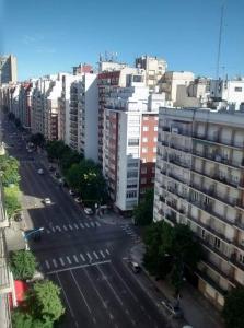 una vista aerea di una città con edifici alti di Depto 1 amb Av Colon a Mar del Plata