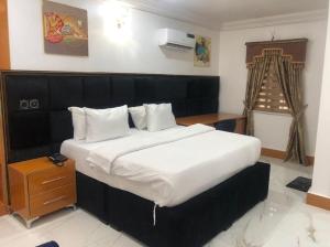 Kawruky Hotel Benin客房内的一张或多张床位