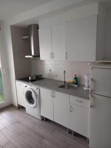 a kitchen with a washing machine and a sink at Apartamento cerca del Mar in Empuriabrava