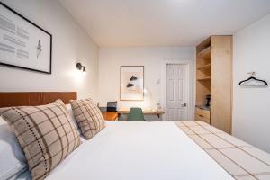 Postel nebo postele na pokoji v ubytování Swiss Chalet Motel