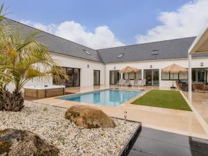 Πισίνα στο ή κοντά στο Villa d'Exception avec Piscine, Spa et Salle de Cinéma à 50m de la Plage, Capacité 14 pers. - FR-1-306-1275