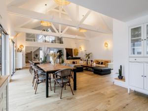 Η κουζίνα ή μικρή κουζίνα στο Villa d'Exception avec Piscine, Spa et Salle de Cinéma à 50m de la Plage, Capacité 14 pers. - FR-1-306-1275