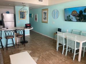 TV a/nebo společenská místnost v ubytování Ocean Walk Resort - Breathtaking Ocean Front View