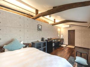 سرير أو أسرّة في غرفة في Machiya Hotel oyado baison
