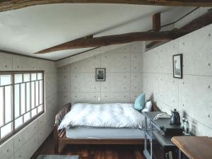 سرير أو أسرّة في غرفة في Machiya Hotel oyado baison