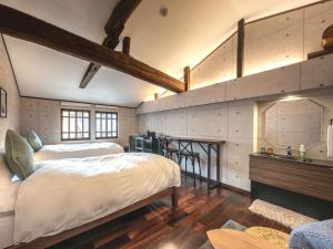 سرير أو أسرّة في غرفة في Machiya Hotel oyado baison