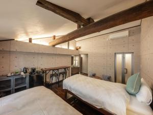 سرير أو أسرّة في غرفة في Machiya Hotel oyado baison
