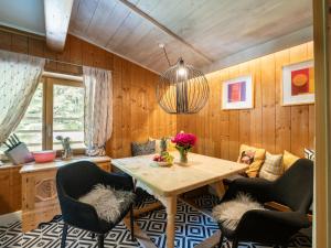 a living room with a table and chairs at Teresa II Dachgeschosswohnung mit 2 Schlafzimmern - by NV-Appartements in Kirchberg in Tirol