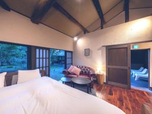 سرير أو أسرّة في غرفة في Machiya Hotel oyado baison