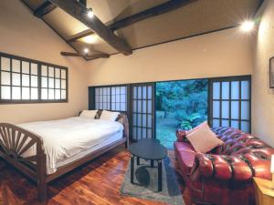 سرير أو أسرّة في غرفة في Machiya Hotel oyado baison
