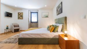 Postel nebo postele na pokoji v ubytování Quintinha Sao Martinho Luxury 2 Suites Villa Padrao With Sauna + 70 fotografií