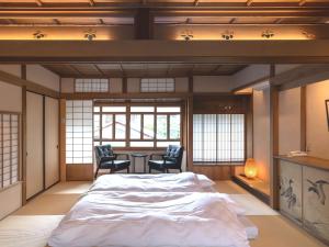 سرير أو أسرّة في غرفة في Machiya Hotel oyado baison