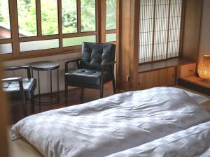 سرير أو أسرّة في غرفة في Machiya Hotel oyado baison