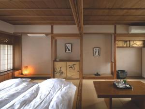 سرير أو أسرّة في غرفة في Machiya Hotel oyado baison
