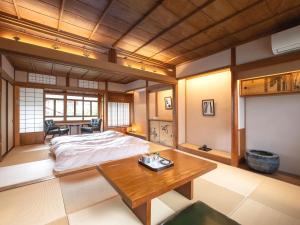 سرير أو أسرّة في غرفة في Machiya Hotel oyado baison