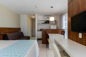 Un dormitorio con una cama y una sala de estar. en Hotel FUSION, en Brasilia
