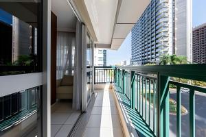 un balcón con vista a un edificio en Hotel FUSION, en Brasilia