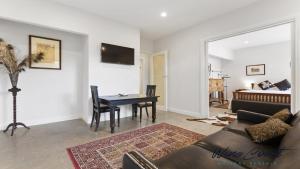 WillungaHideaway Nook by Wine Coast Holiday Rentals的带沙发和桌子的客厅