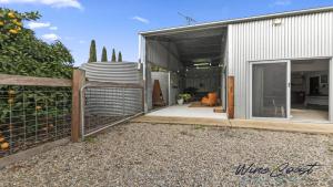 WillungaThe Cubby House by Wine Coast Holiday Rentals的房屋入口,带围栏