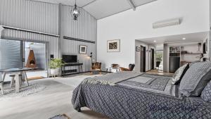 WillungaThe Cubby House by Wine Coast Holiday Rentals的一间带床的卧室和一间客厅