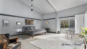 WillungaThe Cubby House by Wine Coast Holiday Rentals的一间设有床铺和沙发的房间