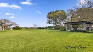 The Cubby House by Wine Coast Holiday Rentals外面的花园