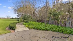 The Cubby House by Wine Coast Holiday Rentals外面的花园