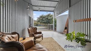 The Cubby House by Wine Coast Holiday Rentals的休息区