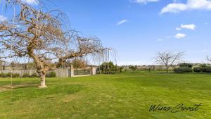 Hideaway Nook by Wine Coast Holiday Rentals外面的花园