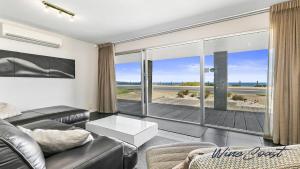 Ruang duduk di Esplanade Escape by Wine Coast Holidays