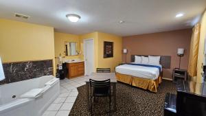 Postel nebo postele na pokoji v ubytování Travelodge by Wyndham Wenatchee + 32 fotografií