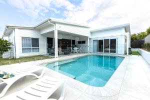 Kolam renang di atau dekat dengan Tranquil Whitehaven Retreat in Mooloolaba