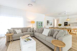 Ruang duduk di Tranquil Whitehaven Retreat in Mooloolaba