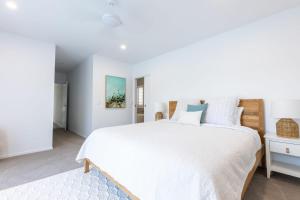 Katil atau katil-katil dalam bilik di Tranquil Whitehaven Retreat in Mooloolaba