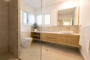 Bilik mandi di Tranquil Whitehaven Retreat in Mooloolaba