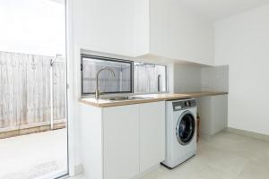 Dapur atau dapur kecil di Tranquil Whitehaven Retreat in Mooloolaba