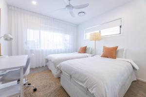 Katil atau katil-katil dalam bilik di Tranquil Whitehaven Retreat in Mooloolaba