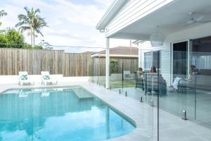 Kolam renang di atau dekat dengan Tranquil Whitehaven Retreat in Mooloolaba