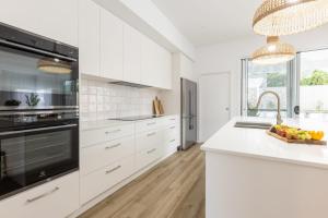 Dapur atau dapur kecil di Tranquil Whitehaven Retreat in Mooloolaba