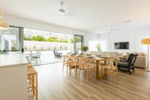Televisyen dan/atau pusat hiburan di Tranquil Whitehaven Retreat in Mooloolaba
