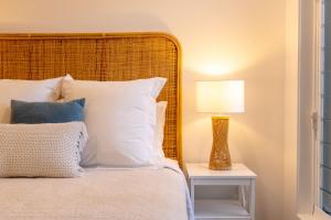 Katil atau katil-katil dalam bilik di Tranquil Whitehaven Retreat in Mooloolaba