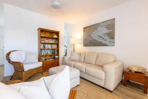 Ruang duduk di Tranquil Whitehaven Retreat in Mooloolaba