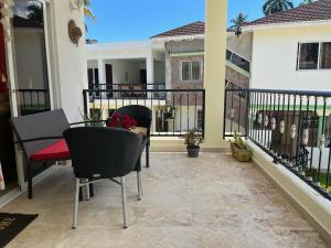 En balkong eller terrass på Beach Apartment on Samana Bay with Pool, AC, Fast Wi-Fi, Walk to Beach & River, Whale Watching, Near Salto El Limón