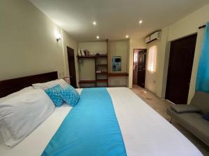 Säng eller sängar i ett rum på Beach Apartment on Samana Bay with Pool, AC, Fast Wi-Fi, Walk to Beach & River, Whale Watching, Near Salto El Limón