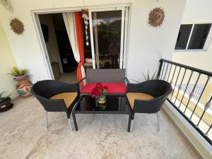 En balkong eller terrass på Beach Apartment on Samana Bay with Pool, AC, Fast Wi-Fi, Walk to Beach & River, Whale Watching, Near Salto El Limón